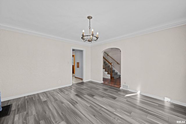 602 S 9TH Street, Clinton, IA 52732