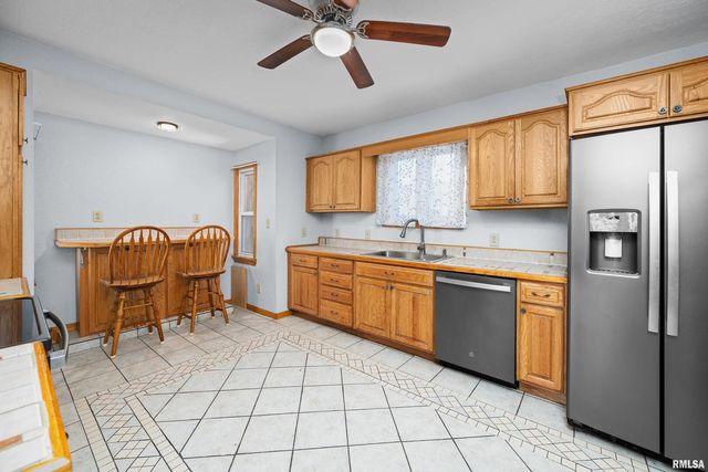 602 S 9TH Street, Clinton, IA 52732