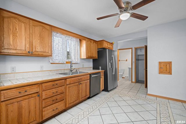 602 S 9TH Street, Clinton, IA 52732