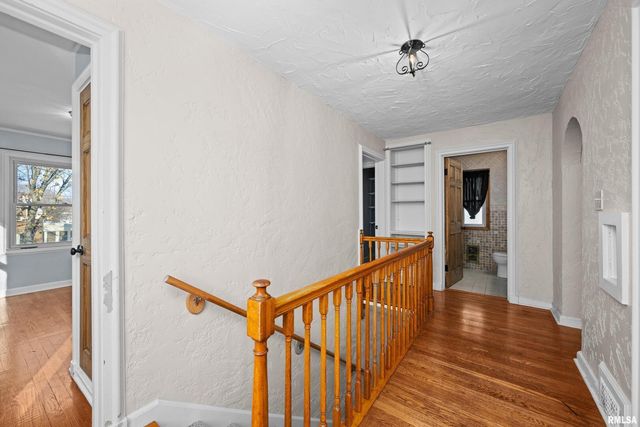 602 S 9TH Street, Clinton, IA 52732