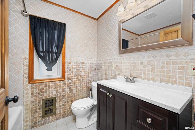 602 S 9TH Street, Clinton, IA 52732