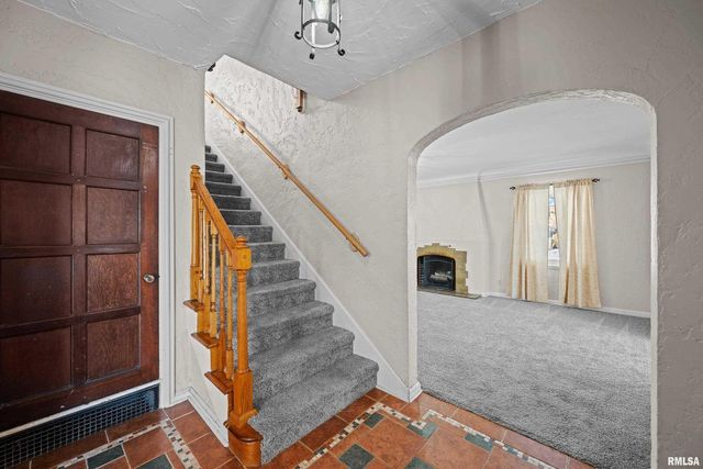 602 S 9TH Street, Clinton, IA 52732