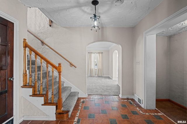 602 S 9TH Street, Clinton, IA 52732