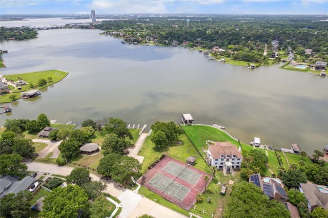 1618 Lake Bluff Drive, El Lago, TX 77586