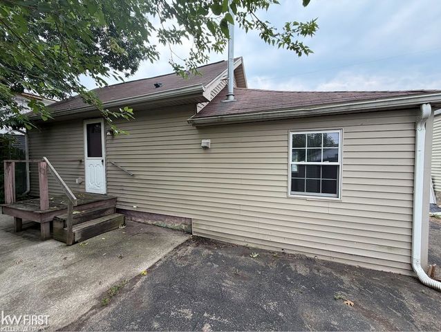 1329 E Decamp Street, Burton, MI 48529