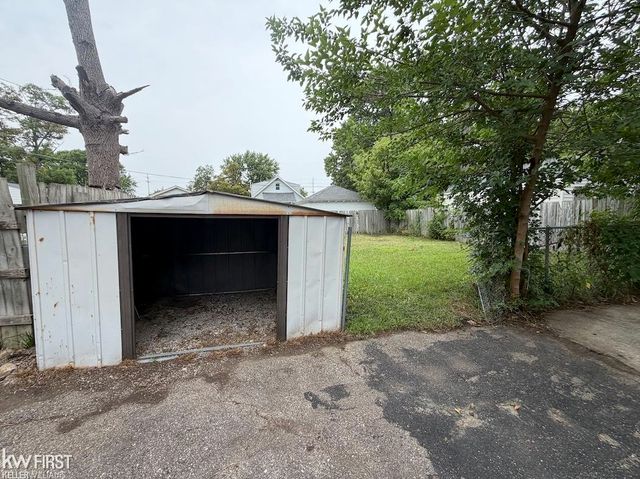 1329 E Decamp Street, Burton, MI 48529