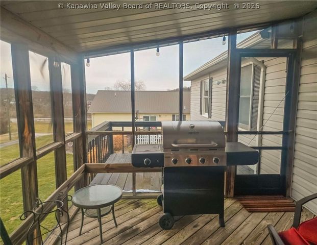 100 Deerfield Lane, Cottageville, WV 25239