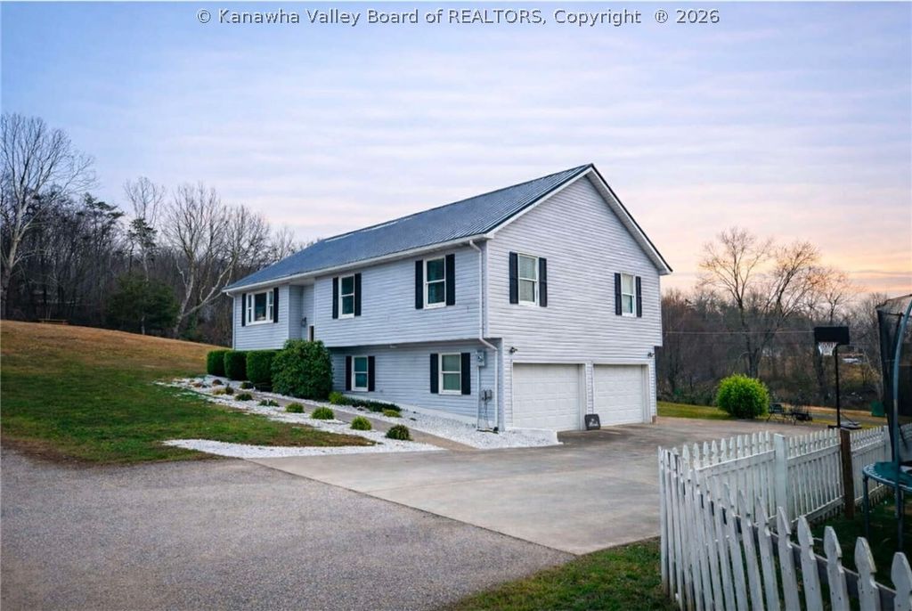 100 Deerfield Lane, Cottageville, WV 25239