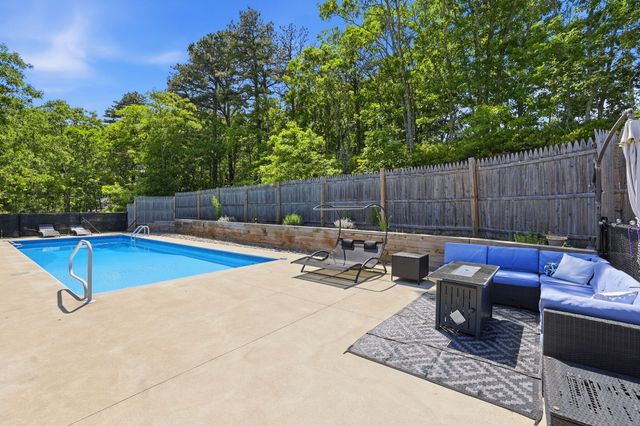 10 Marthas Way, Centerville, MA 02632