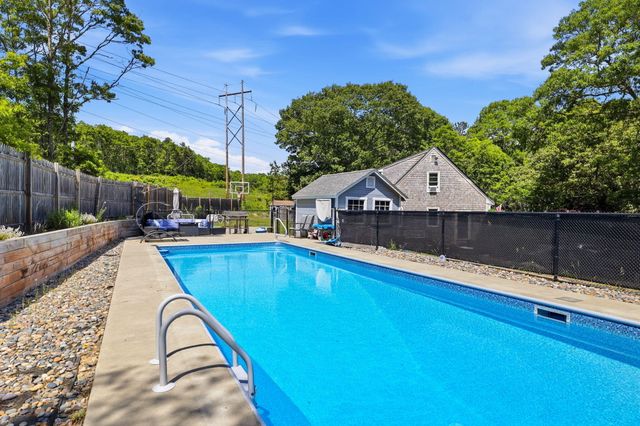 10 Marthas Way, Centerville, MA 02632