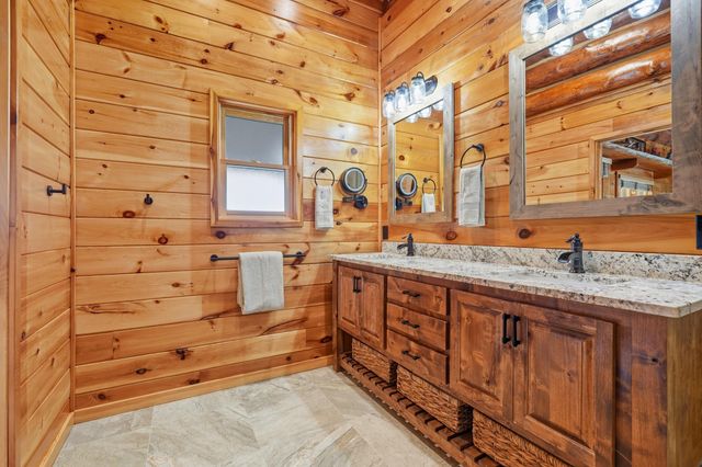 2024 Dogwood Tree Road, Reeds Spring, MO 65737