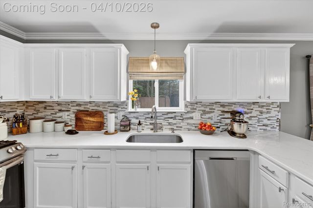 2454 Calvin Court, Hamburg Township, MI 48169