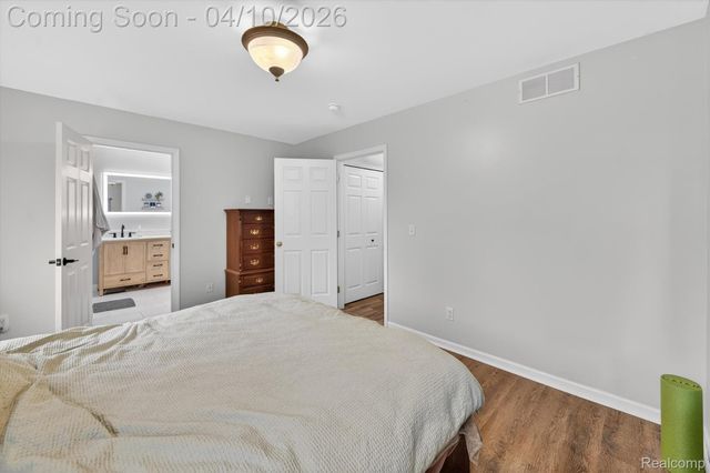 2454 Calvin Court, Hamburg Township, MI 48169