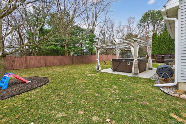 2454 Calvin Court, Hamburg Township, MI 48169