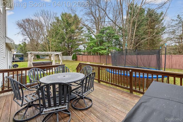 2454 Calvin Court, Hamburg Township, MI 48169