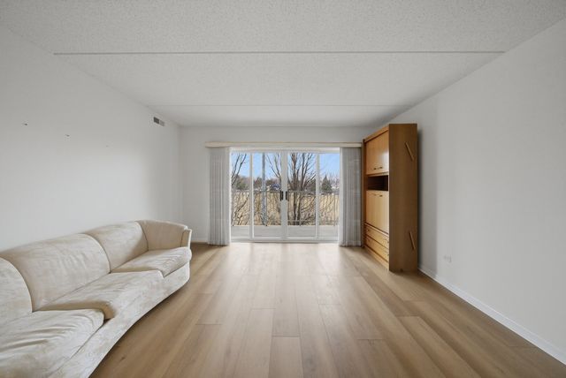 7081 W Touhy Avenue 407, Niles, IL 60714