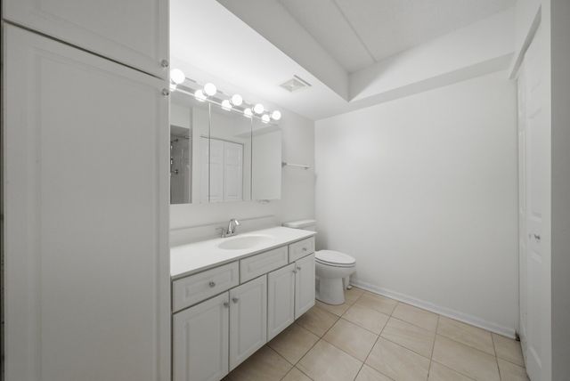 7081 W Touhy Avenue 407, Niles, IL 60714