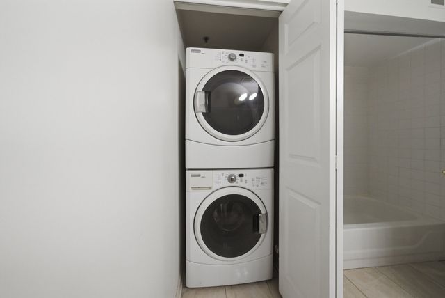 7081 W Touhy Avenue 407, Niles, IL 60714