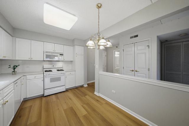 7081 W Touhy Avenue 407, Niles, IL 60714