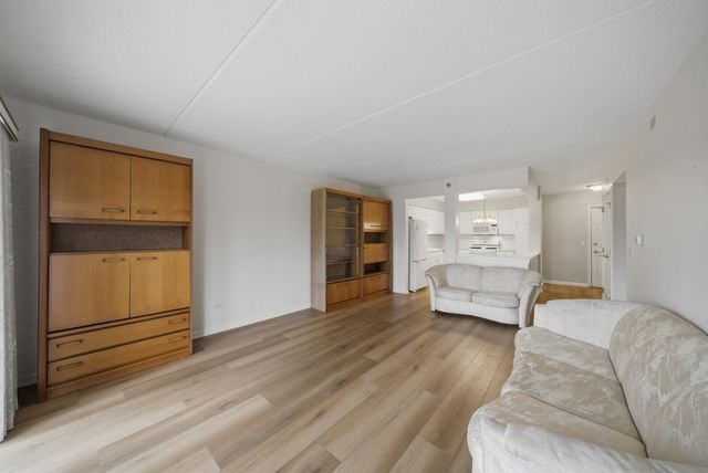 7081 W Touhy Avenue 407, Niles, IL 60714