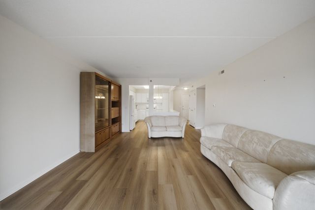 7081 W Touhy Avenue 407, Niles, IL 60714