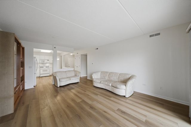 7081 W Touhy Avenue 407, Niles, IL 60714