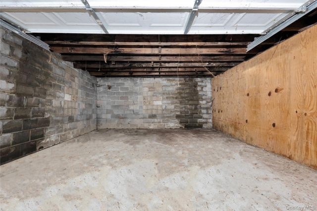 35 Andrew Avenue, Islip Terrace, NY 11752