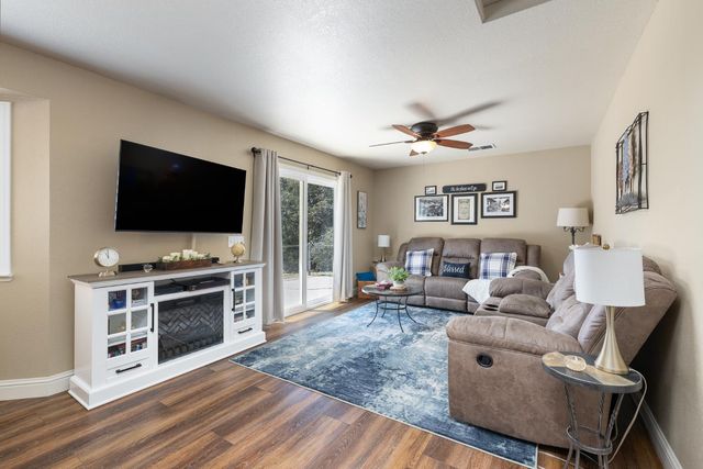 6873 Rodeo Drive, Sanger, CA 93657