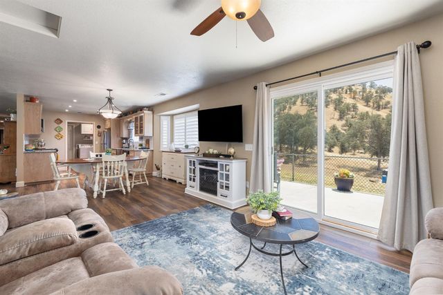 6873 Rodeo Drive, Sanger, CA 93657