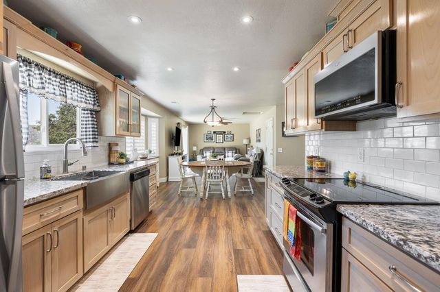 6873 Rodeo Drive, Sanger, CA 93657