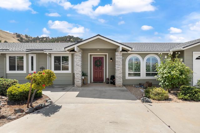 6873 Rodeo Drive, Sanger, CA 93657
