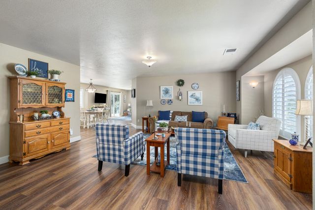 6873 Rodeo Drive, Sanger, CA 93657