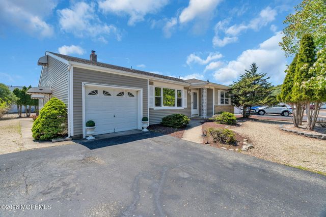 50 Oakfield Road, Toms River, NJ 08757