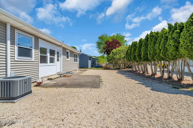 50 Oakfield Road, Toms River, NJ 08757