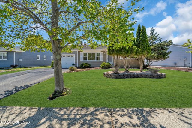 50 Oakfield Road, Toms River, NJ 08757