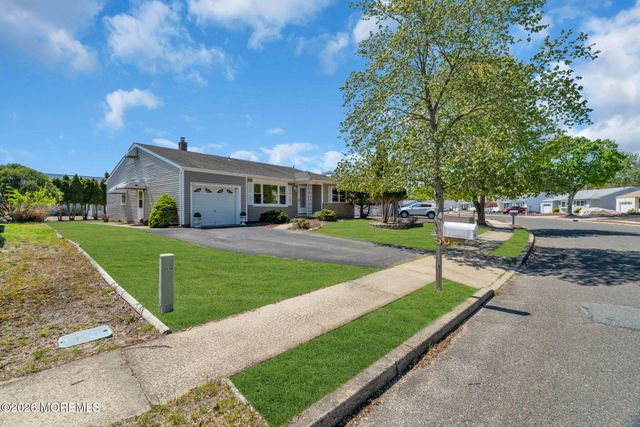 50 Oakfield Road, Toms River, NJ 08757
