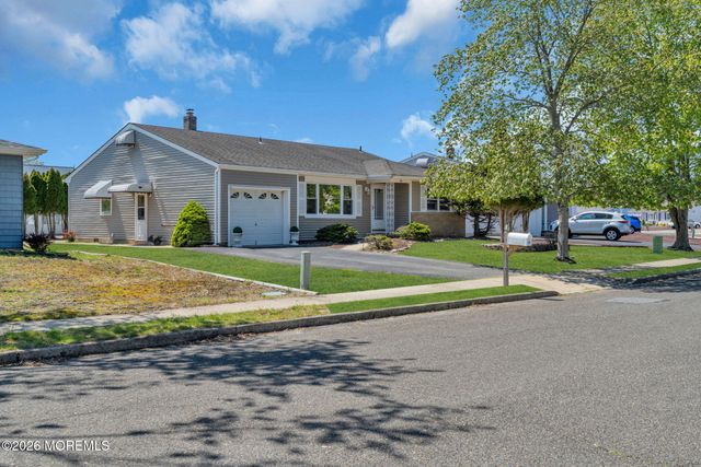 50 Oakfield Road, Toms River, NJ 08757