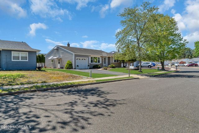 50 Oakfield Road, Toms River, NJ 08757