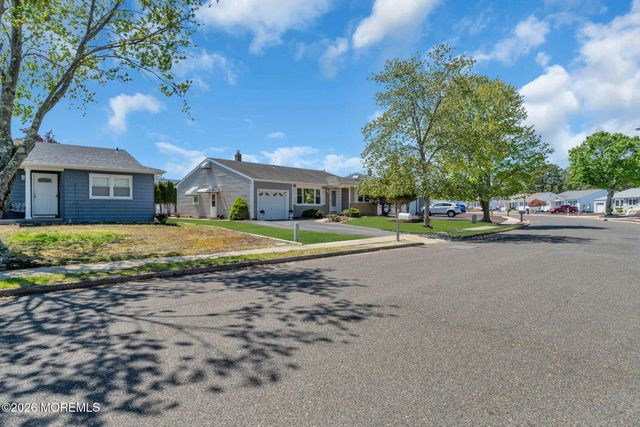 50 Oakfield Road, Toms River, NJ 08757