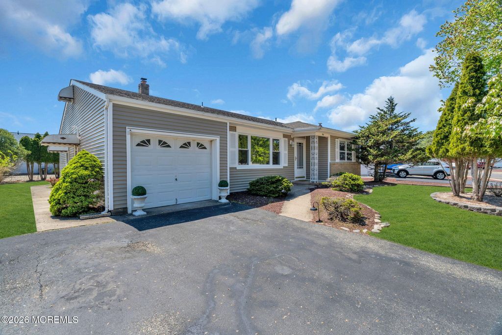 50 Oakfield Road, Toms River, NJ 08757
