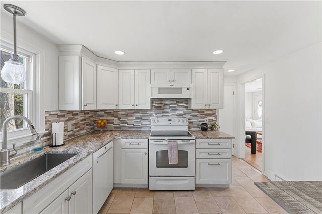 9 Tophill Circle, Cranston, RI 02920