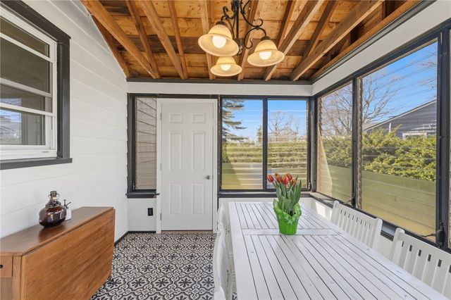 9 Tophill Circle, Cranston, RI 02920