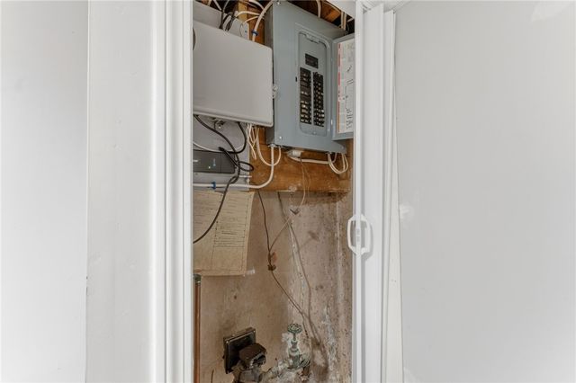 9 Tophill Circle, Cranston, RI 02920