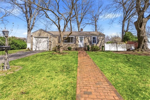 9 Tophill Circle, Cranston, RI 02920