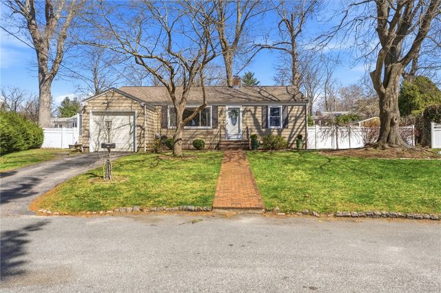 9 Tophill Circle, Cranston, RI 02920