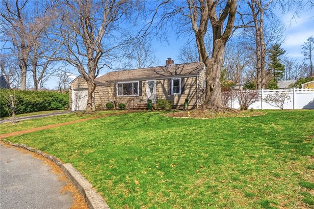 9 Tophill Circle, Cranston, RI 02920