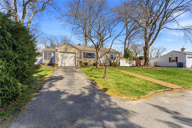 9 Tophill Circle, Cranston, RI 02920