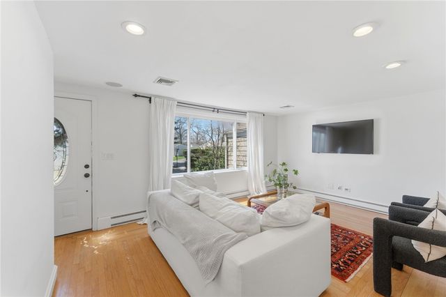 9 Tophill Circle, Cranston, RI 02920