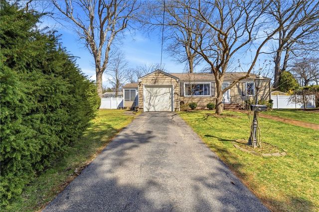 9 Tophill Circle, Cranston, RI 02920