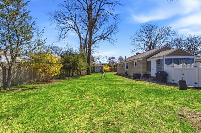 9 Tophill Circle, Cranston, RI 02920